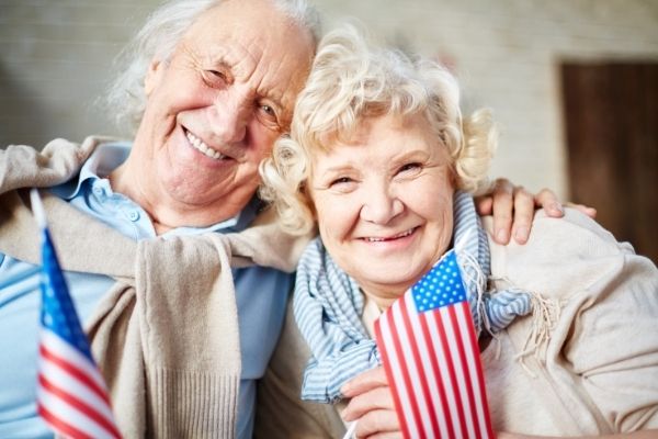 Un couple de retraités avec des drapeaux américains