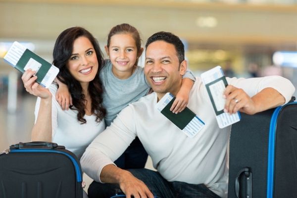 Une famille à l'aéroport