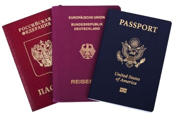 Passeports de trois pays différents
